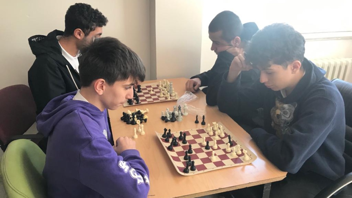 Okulumuz Satranç Turnuvasında Derece Yapan Öğrencilerimiz